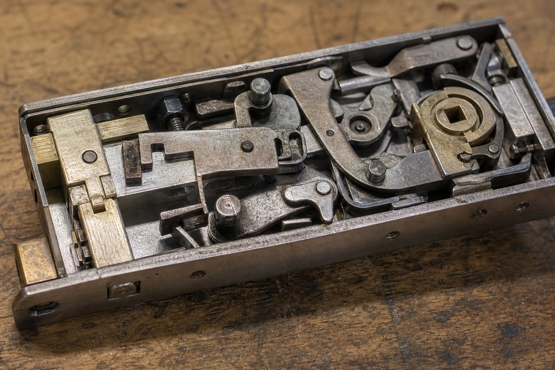 Beispiel: geöffneter Schlosskasten mit Mechanik